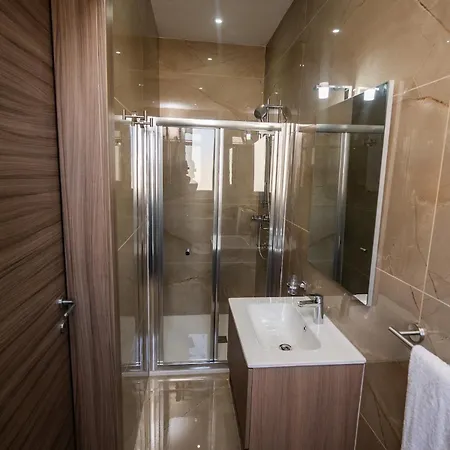 Apartment Modern 3-bedroom With Terrace *